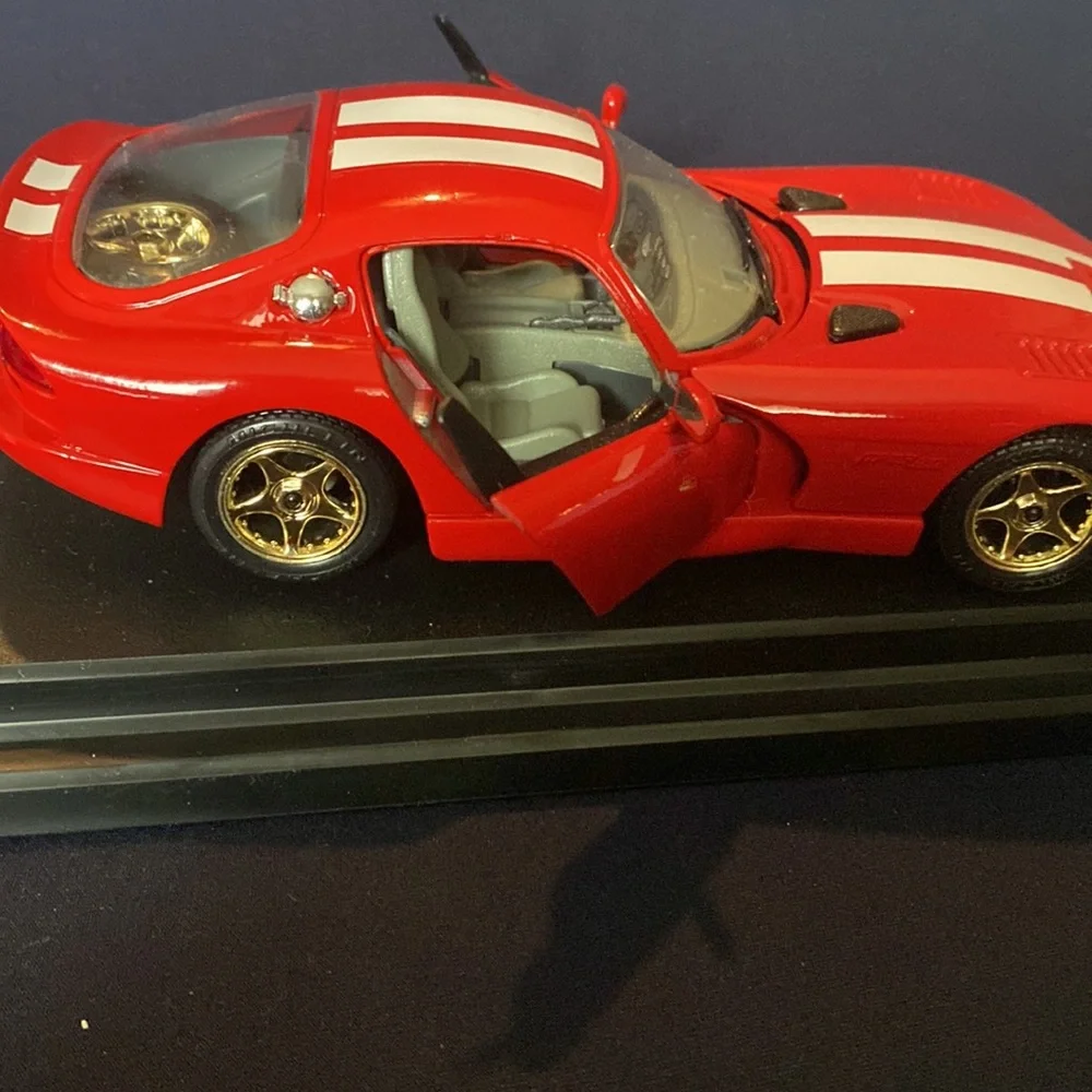 Burago 1997 Viper GTS Coupe - Picture 5 of 9